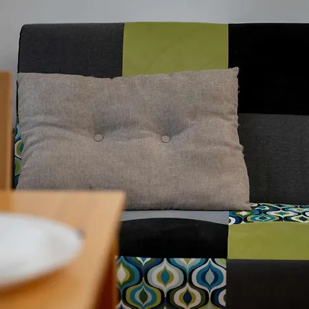 Spacious For Friends With Balcony & Workspace By Renters