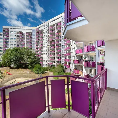 Spacious For Friends With Balcony & Workspace By Renters 아파트 *